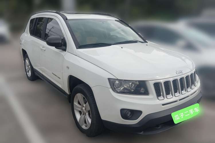 Used Jeep Compass 2015 2.0L two-wheel drive sport version Front Right 45 Deg