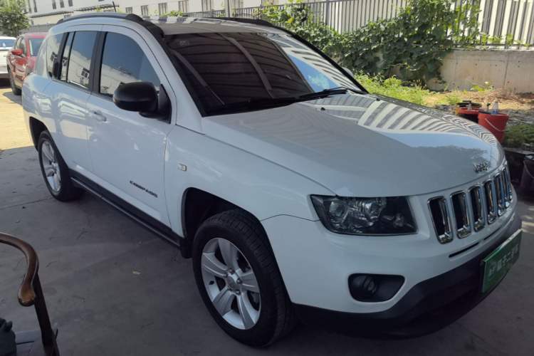 Used Jeep Compass 2015 2.0L two-wheel drive sport version Front Right 45 Deg