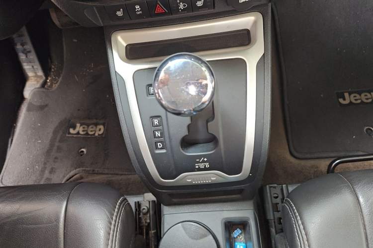 Used Jeep Compass 2015 2.0L Two-Wheel Drive Luxury Edition Gear Lever