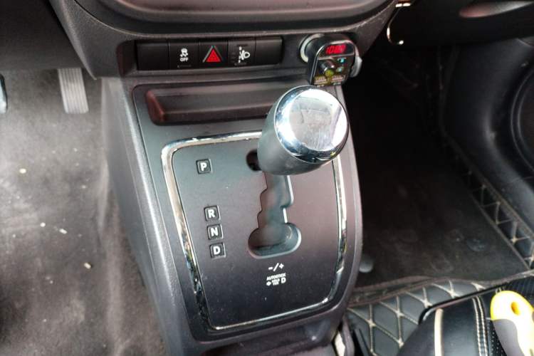 Used Jeep Compass 2015 2.0L two-wheel drive sport version Gear Lever