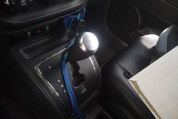 Used Jeep Compass 2015 2.0L two-wheel drive sport version Gear Lever