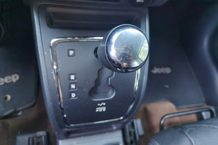Used Jeep Compass 2015 2.0L two-wheel drive sport version Gear Lever