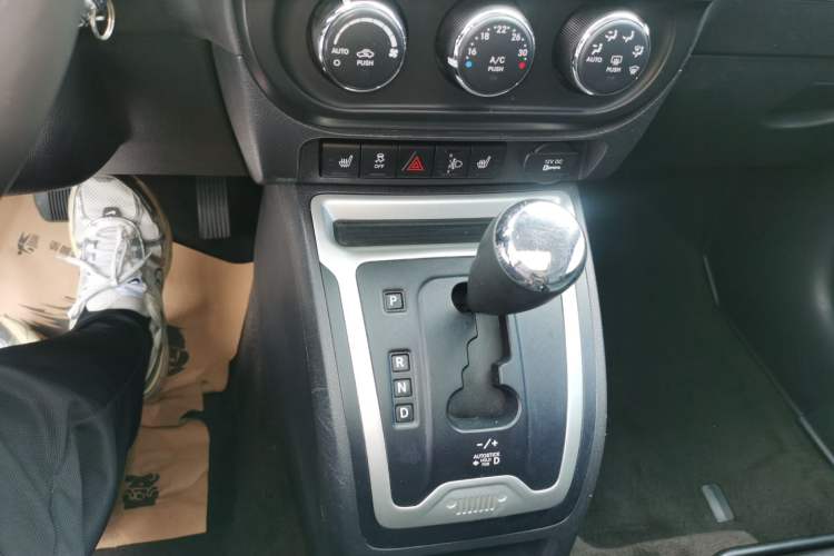 Used Jeep Compass 2015 2.0L Two-Wheel Drive Luxury Edition Gear Lever