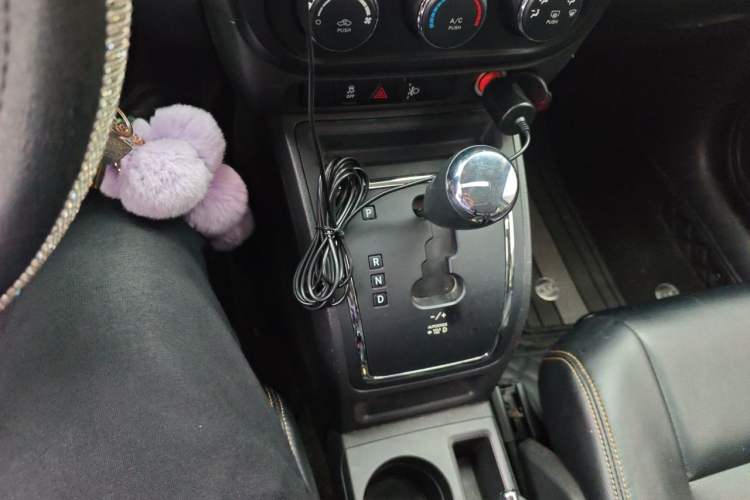 Used Jeep Compass 2015 2.0L two-wheel drive sport version Gear Lever