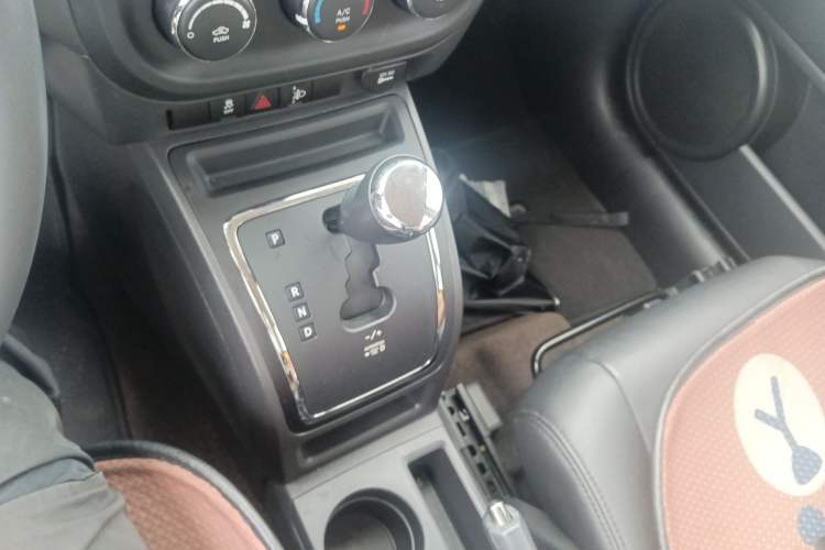 Used Jeep Compass 2015 2.0L two-wheel drive sport version Gear Lever