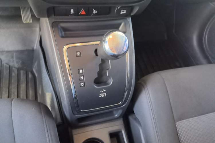 Used Jeep Compass 2015 2.0L two-wheel drive sport version Gear Lever