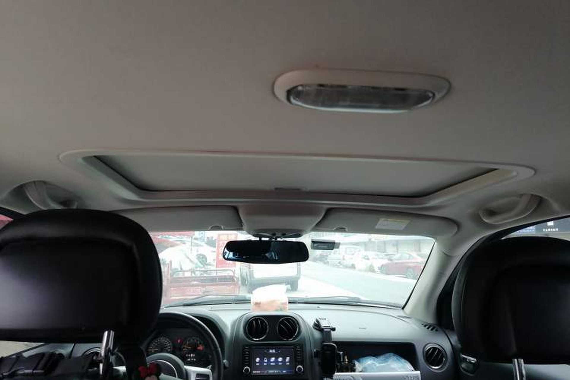 Used Jeep Compass 2015 2.0L two-wheel drive sport version Headliner