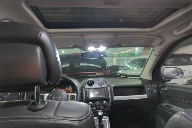 Used Jeep Compass 2015 2.0L Two-Wheel Drive Luxury Edition Headliner
