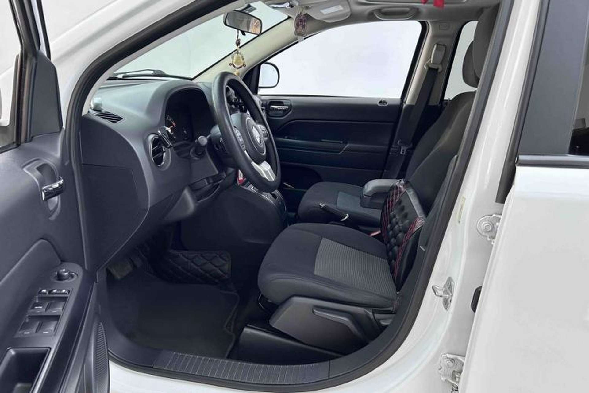 Used Jeep Compass 2015 2.0L two-wheel drive sport version Interior 1