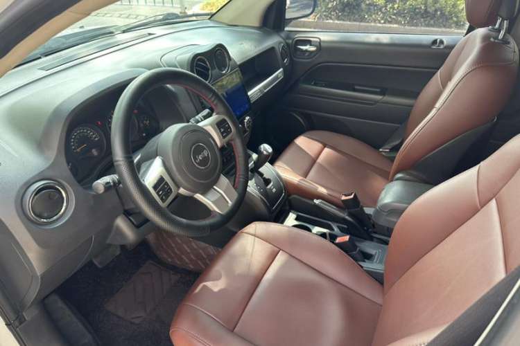 Used Jeep Compass 2015 2.0L two-wheel drive sport version Interior 1