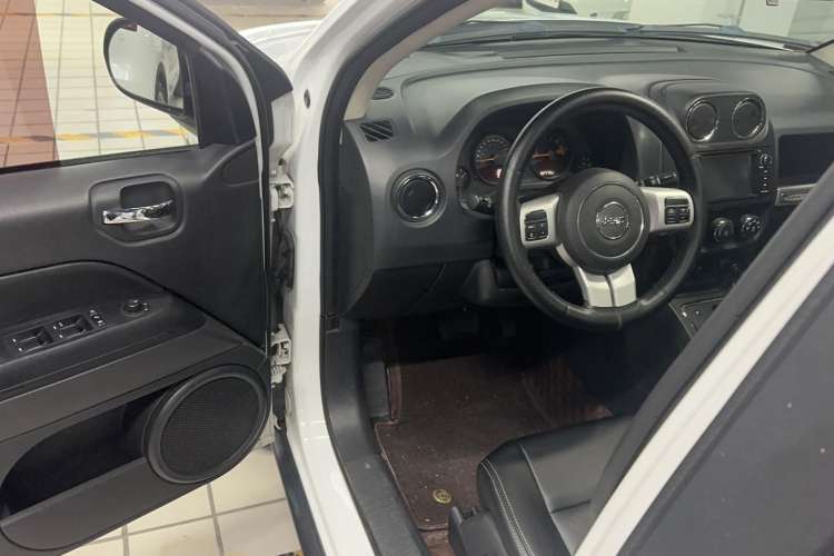 Used Jeep Compass 2015 2.0L two-wheel drive sport version Interior 2