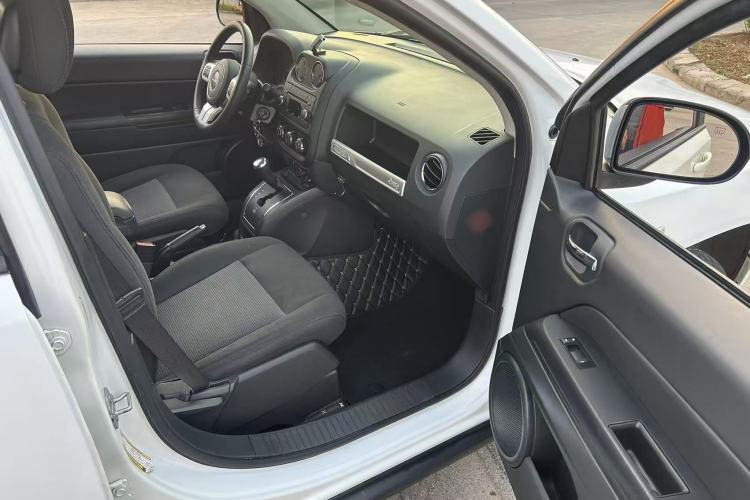 Used Jeep Compass 2015 2.0L two-wheel drive sport version Interior 2