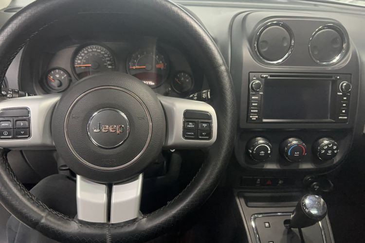 Used Jeep Compass 2015 2.0L two-wheel drive sport version Interior 3
