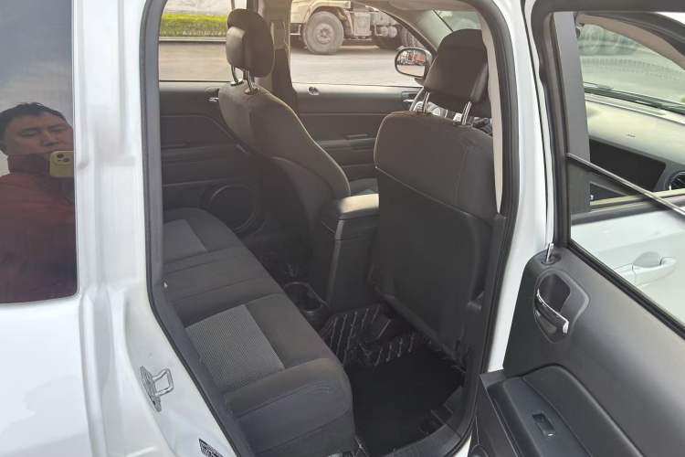 Used Jeep Compass 2015 2.0L two-wheel drive sport version Interior 3