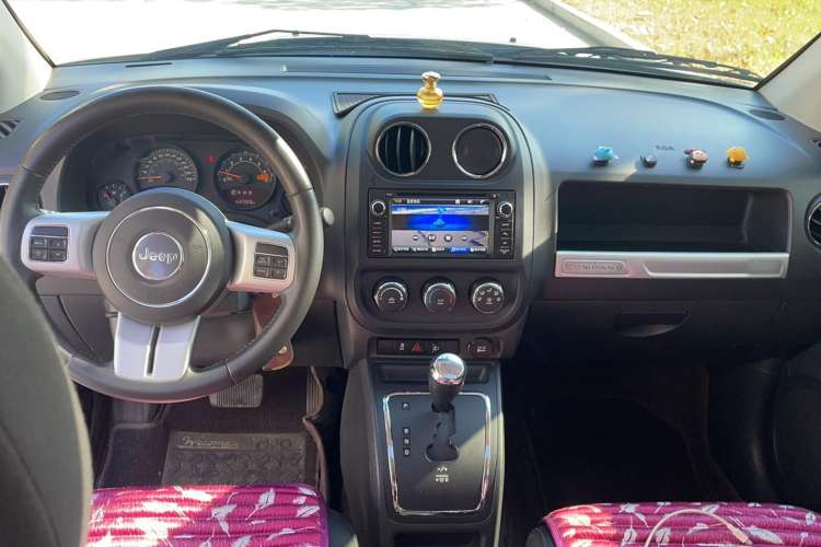 Used Jeep Compass 2015 2.0L two-wheel drive sport version Interior 3