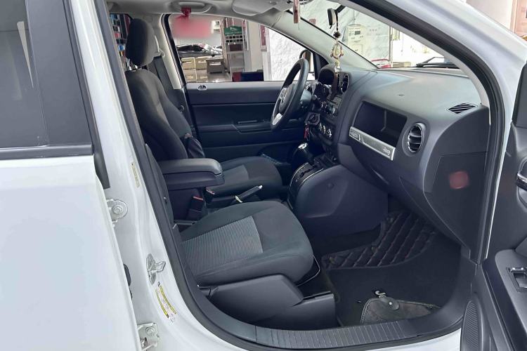 Used Jeep Compass 2015 2.0L two-wheel drive sport version Interior 3