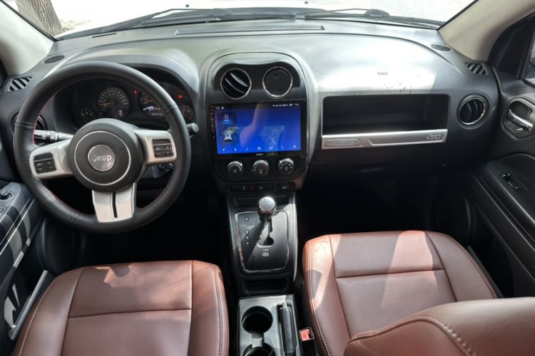 Used Jeep Compass 2015 2.0L two-wheel drive sport version Interior 3