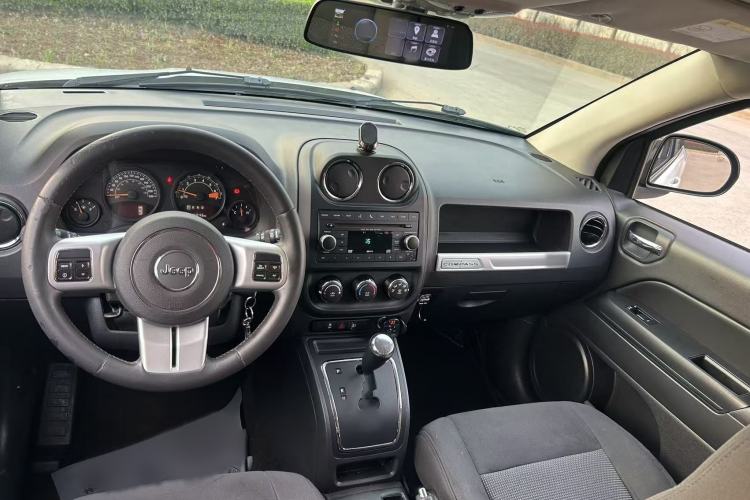 Used Jeep Compass 2015 2.0L two-wheel drive sport version Interior 4