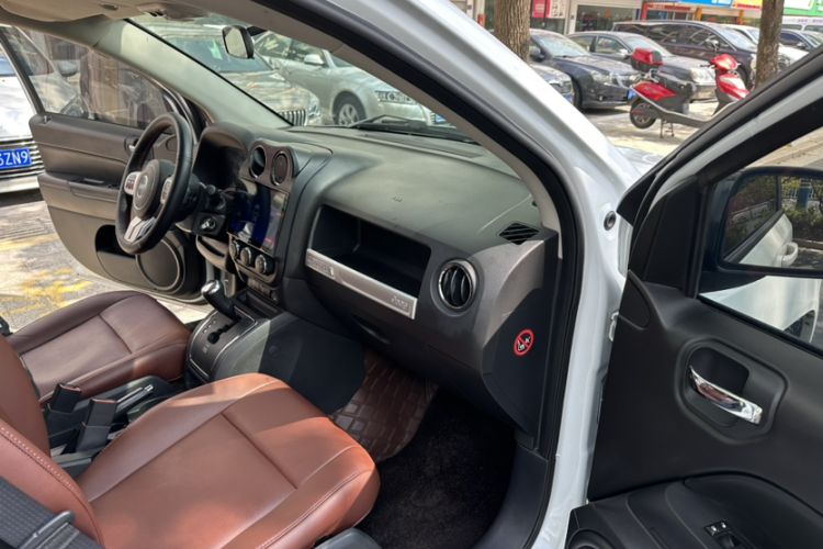Used Jeep Compass 2015 2.0L two-wheel drive sport version Interior 4