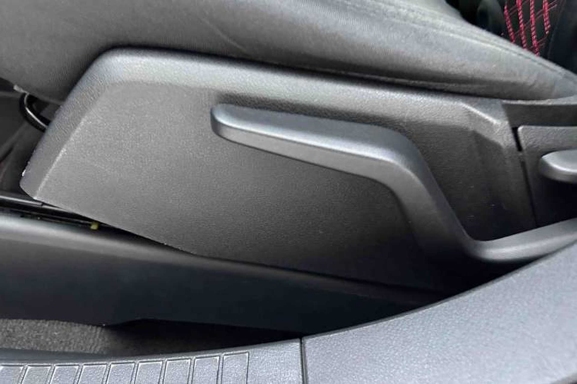 Used Jeep Compass 2015 2.0L two-wheel drive sport version Interior 8