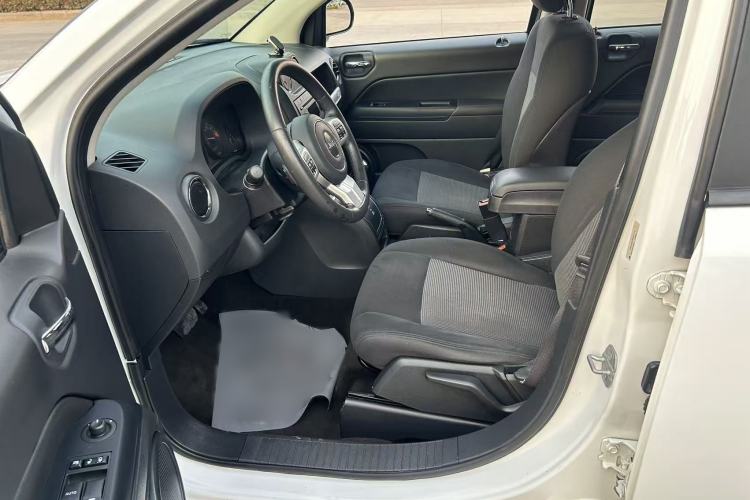 Used Jeep Compass 2015 2.0L two-wheel drive sport version Left Front Seat