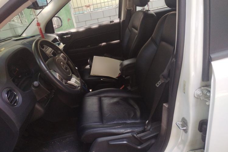 Used Jeep Compass 2015 2.0L two-wheel drive sport version Left Front Seat