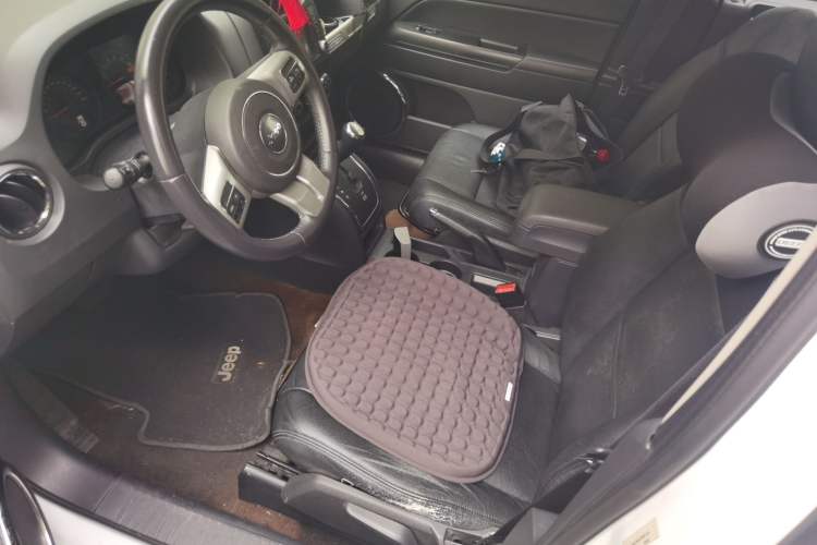 Used Jeep Compass 2015 2.0L two-wheel drive sport version Left Front Seat