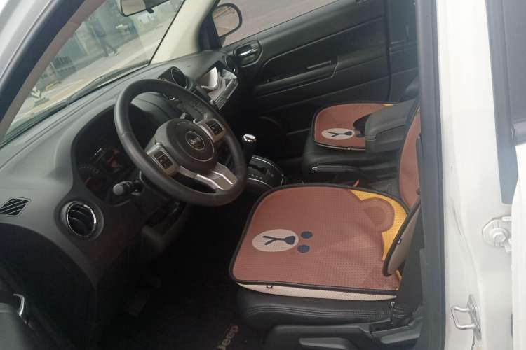 Used Jeep Compass 2015 2.0L two-wheel drive sport version Left Front Seat