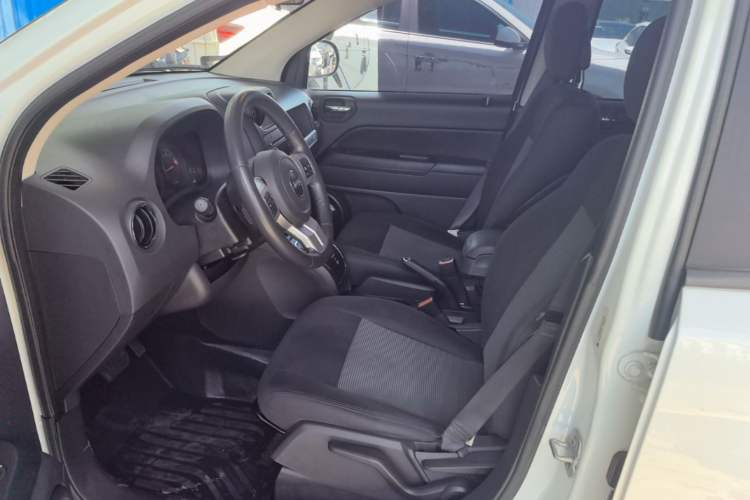Used Jeep Compass 2015 2.0L two-wheel drive sport version Left Front Seat