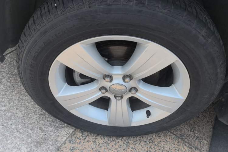 Used Jeep Compass 2015 2.0L two-wheel drive sport version Left Front Wheel Hub