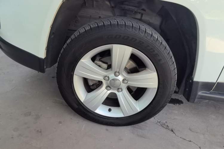 Used Jeep Compass 2015 2.0L two-wheel drive sport version Left Front Wheel Hub