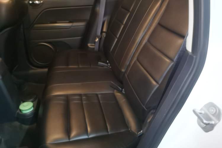 Used Jeep Compass 2015 2.0L two-wheel drive sport version Left Rear Seat