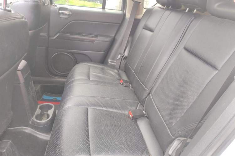 Used Jeep Compass 2015 2.0L two-wheel drive sport version Left Rear Seat