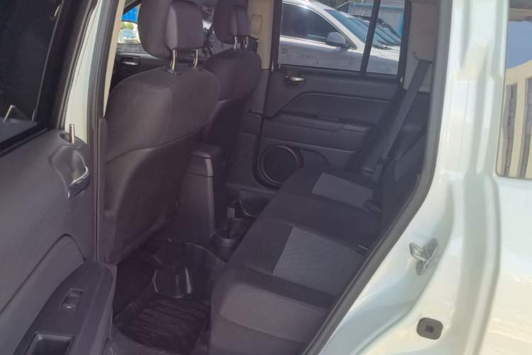 Used Jeep Compass 2015 2.0L two-wheel drive sport version Left Rear Seat