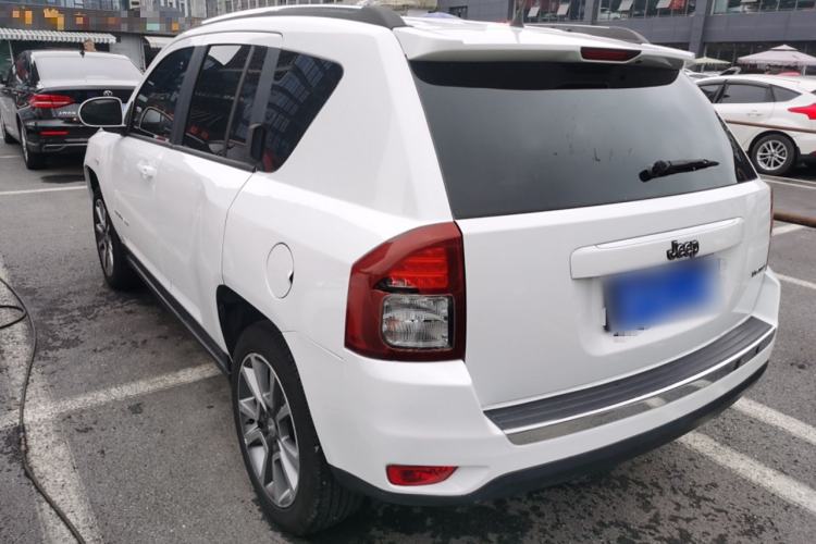 Used Jeep Compass 2015 2.0L Two-Wheel Drive Luxury Edition Left Side