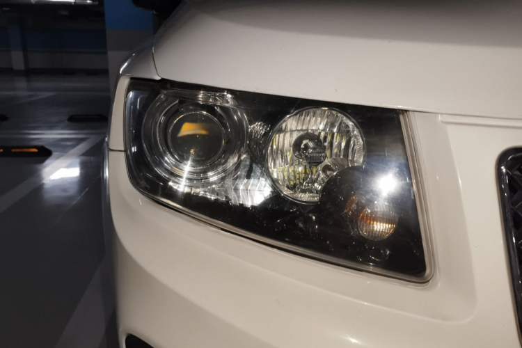 Used Jeep Compass 2015 2.0L two-wheel drive sport version Right Front Headlight