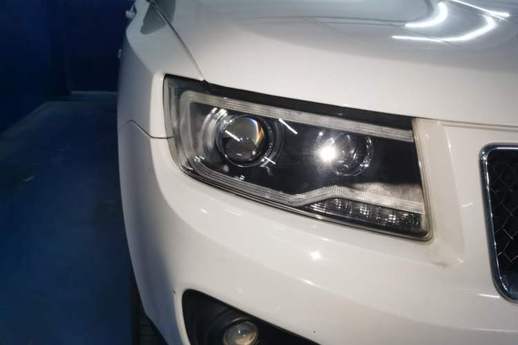 Used Jeep Compass 2015 2.0L two-wheel drive sport version Right Front Headlight