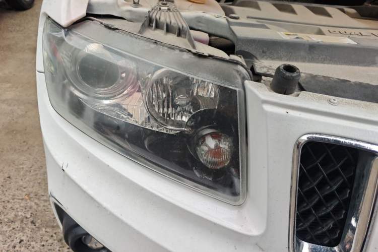 Used Jeep Compass 2015 2.0L two-wheel drive sport version Right Front Headlight