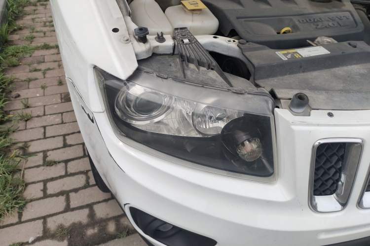 Used Jeep Compass 2015 2.0L two-wheel drive sport version Right Front Headlight