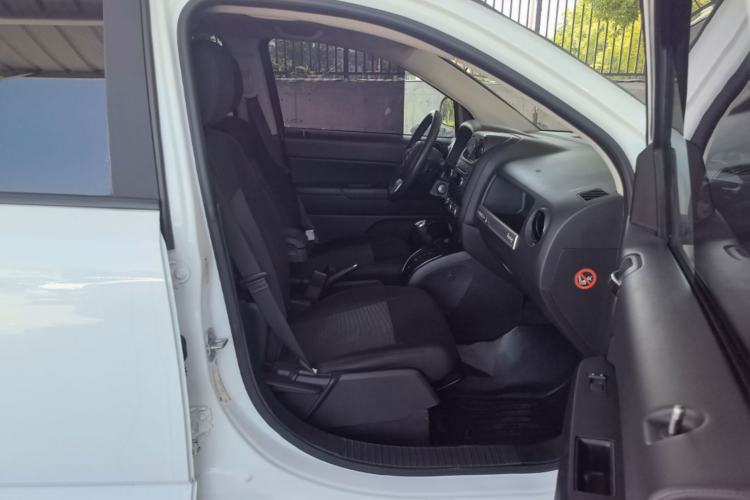 Used Jeep Compass 2015 2.0L two-wheel drive sport version Right Front Seat