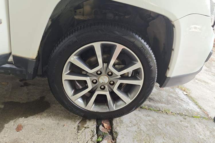 Used Jeep Compass 2015 2.0L Two-Wheel Drive Luxury Edition Right Front Wheel Hub