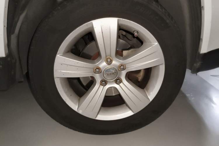 Used Jeep Compass 2015 2.0L two-wheel drive sport version Right Front Wheel Hub
