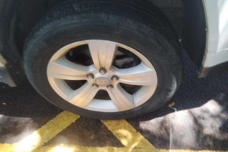 Used Jeep Compass 2015 2.0L two-wheel drive sport version Right Front Wheel Hub