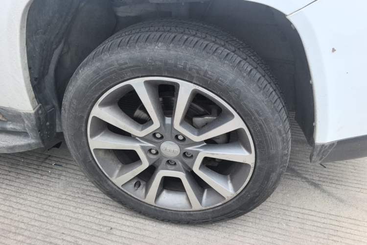 Used Jeep Compass 2015 2.0L Two-Wheel Drive Luxury Edition Right Front Wheel Hub