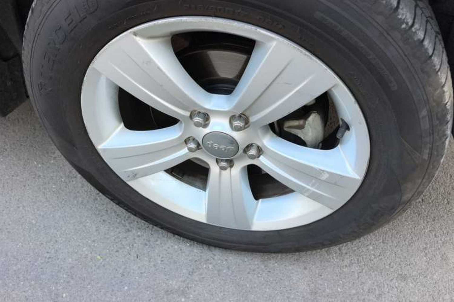 Used Jeep Compass 2015 2.0L two-wheel drive sport version Right Front Wheel Hub