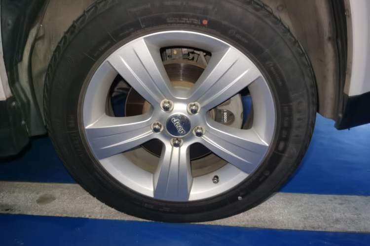 Used Jeep Compass 2015 2.0L two-wheel drive sport version Right Front Wheel Hub