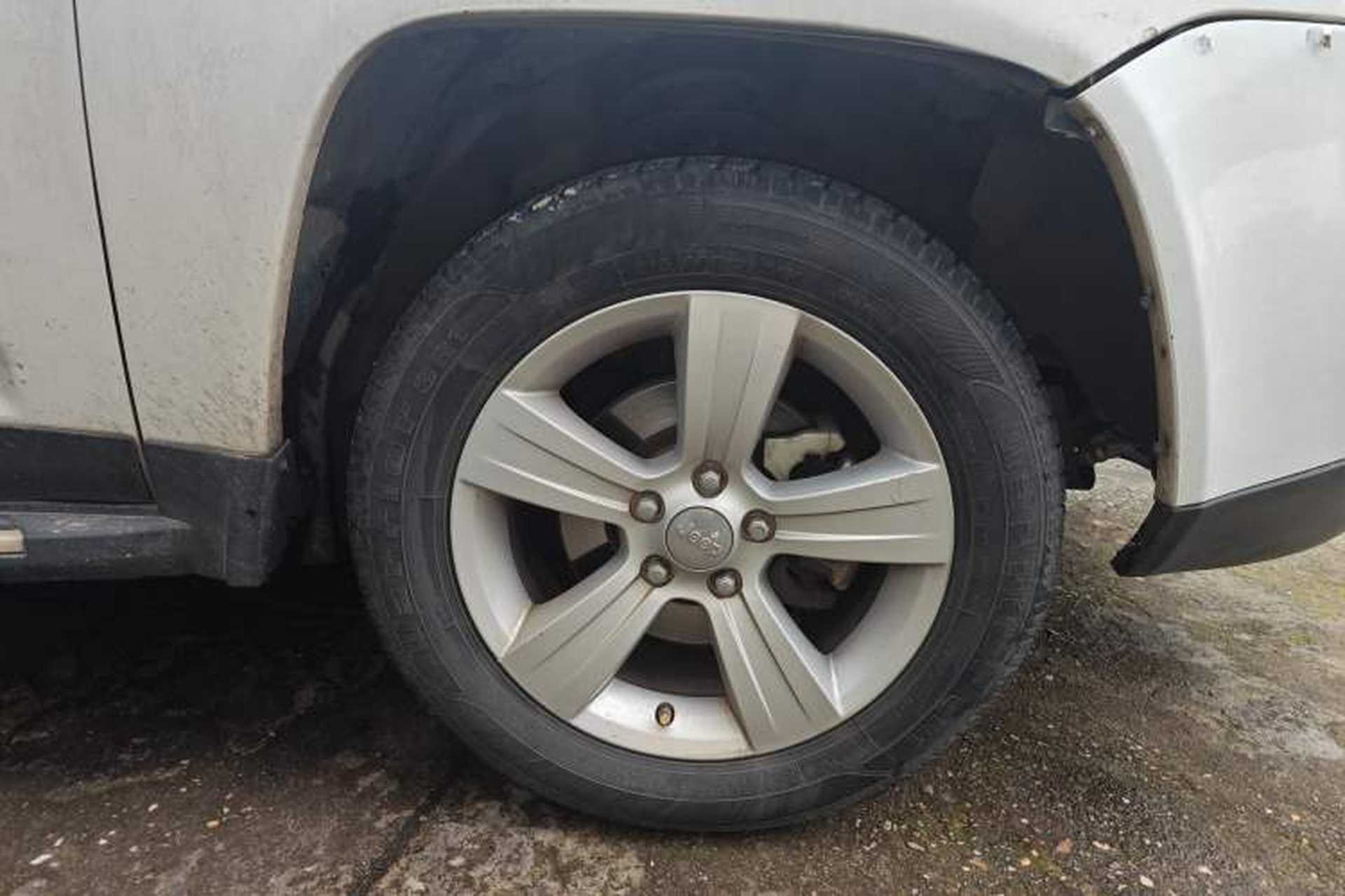 Used Jeep Compass 2015 2.0L two-wheel drive sport version Right Front Wheel Hub