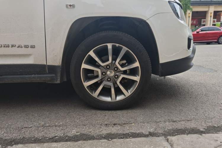 Used Jeep Compass 2015 2.0L Two-Wheel Drive Luxury Edition Right Front Wheel Hub