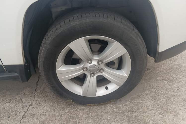 Used Jeep Compass 2015 2.0L two-wheel drive sport version Right Front Wheel Hub