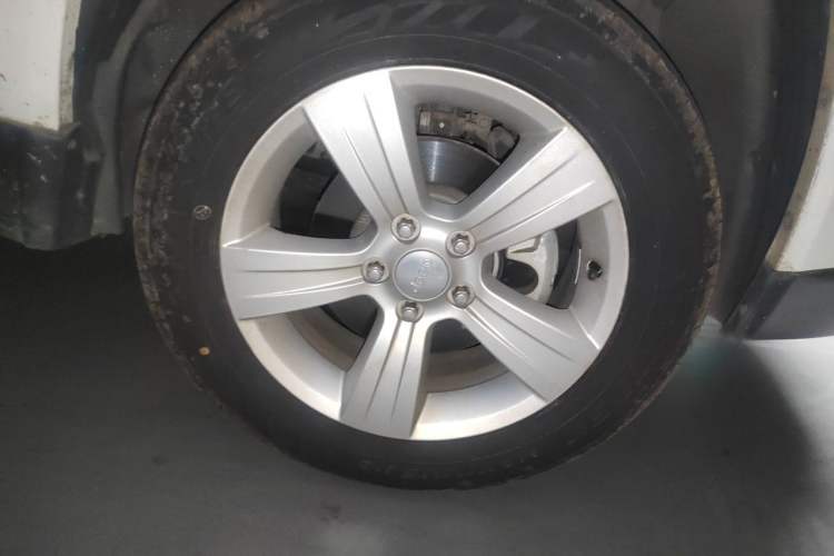 Used Jeep Compass 2015 2.0L two-wheel drive sport version Right Front Wheel Hub